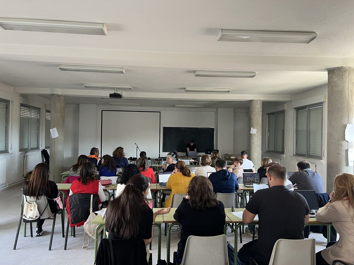 Esta tarde Enrique Llanos enseña a los docentes del <a href="/ColegioMachadoZ/">ColegioAntonioMachad</a> a utilizar la radio como herramienta educativa <a href="/cfiesalamanca/">CFIE SALAMANCA</a> #formaciónCyL #tiCyL