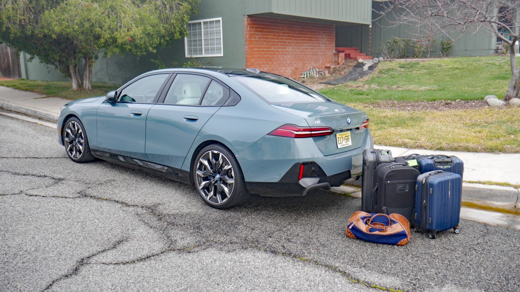 Thinking the BMW i5's trunk can handle all your luggage? Real-world tests reveal some practical limits despite its 17.3 cubic feet claim 🚗💼 #BMWi5 #LuggageTest #TrunkSpa #pedal #pedalapp #thisispedal Discover more: pedalapp.com