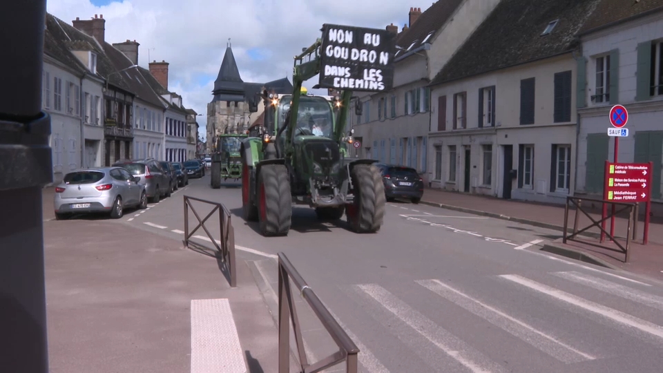 Des agriculteurs se mobilisent contre l'artificialisation des chemins ruraux, bientôt transformés en pistes cyclables france3-regions.francetvinfo.fr/paris-ile-de-f…