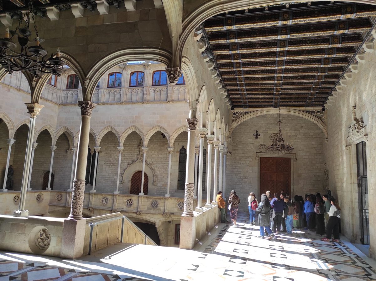 Això si que ès una #BonaNoticiaDelDia. Alumnes de l ⁦@UniBarcelona⁩ ⁦@HistoriaArtUB⁩ visiten el Palau de la Generalitat amb el  Prof ⁦@toniconejo72⁩ . Gracies per passar foto ⁦@march_jordi⁩ (també fornada UB)