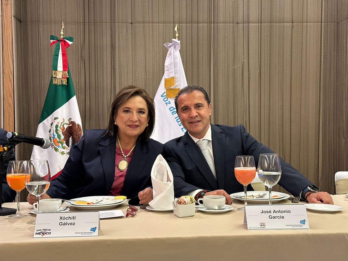En el desayuno del Consejo de la Comunicación, nuestro presidente José Antonio García y la candidata Xóchitl Gálvez comparten ideas para enriquecer el debate nacional