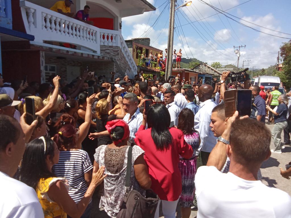 Al salir de la UEB Baramar, el Presidente intercambió con el pueblo que le aguardaba en las afueras. #DíazCanelEnGuantánamo #Cuba #GuerrerosDelGuaso