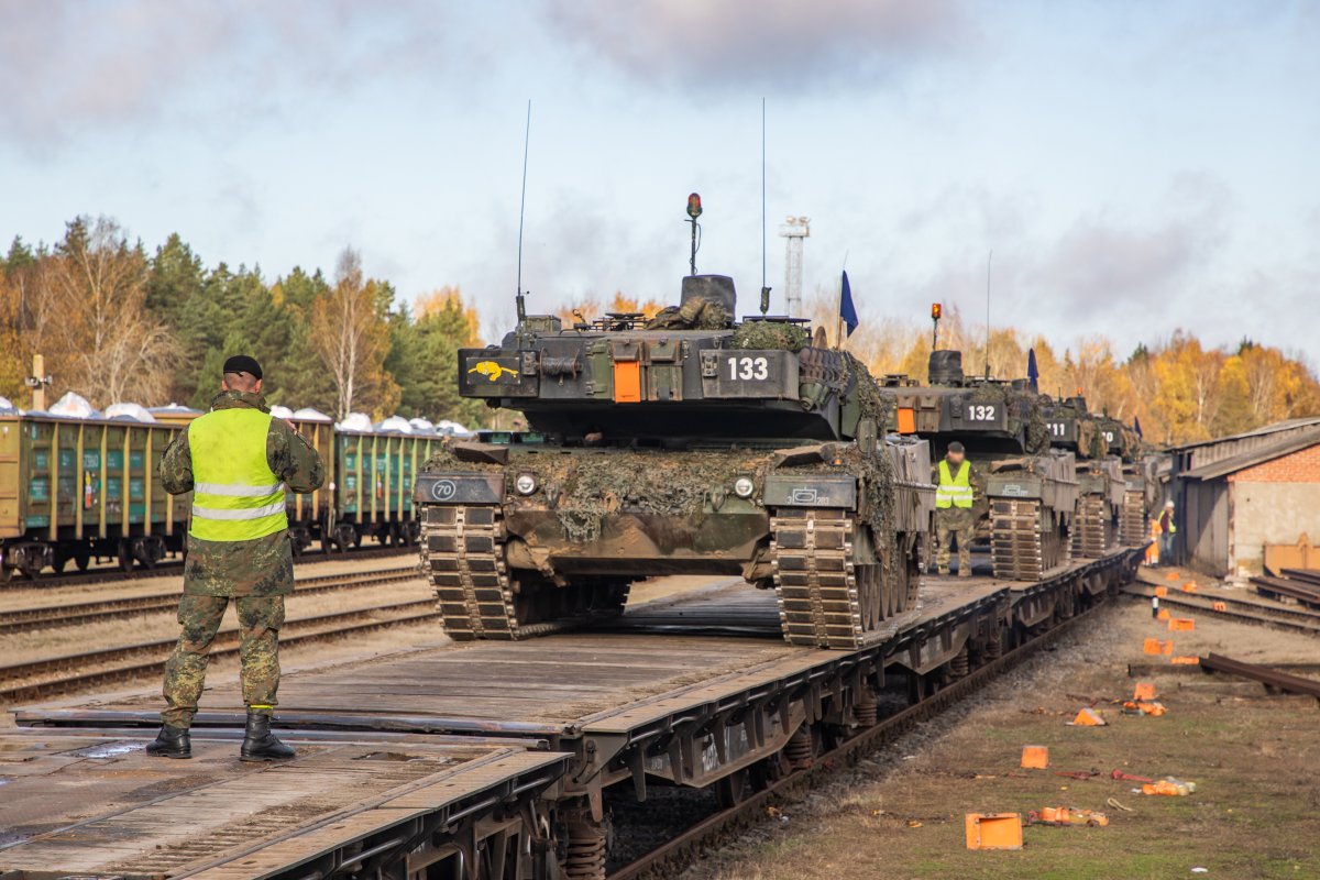OFK_Bundeswehr's tweet photo. Es geht nur gesamtstaatlich &amp; gesamtgesellschaftlich! Für die erfolgreiche Verlegung von großen Truppenverbänden ist die enge Zusammenarbeit mit dem strategischen Partner Deutsche Bahn notwendig. Der Führungskreis des #TFK, traf sich dazu mit der @DB_Cargo🚇. https://t.co/Jl3vppb5vM