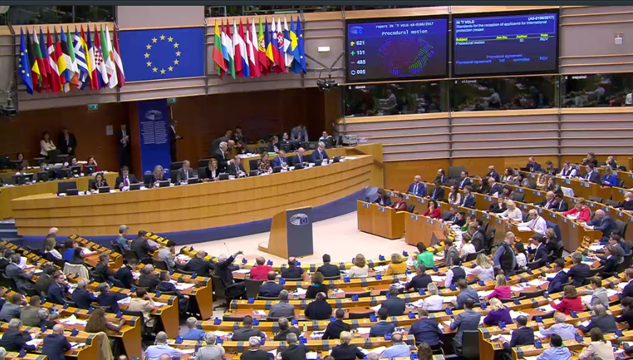 🚨 Le #ParlementEuropéen vient d'adopter un "Pacte asile migration" d’une violence inouïe pour toutes les personnes en quête de refuge arrivant dans l’UE.
 
L'accord consacre les pires idées de l’extrême droite et est un véritable recul au regard du droit international. ⤵️
