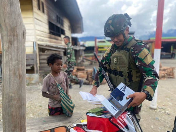 Senyuman Manis Anak Papua Bersama Prajurit Yonif 509 Condromowo 👉tni.mil.id/view-239608-se… #tniprima #profesional #responsif #integratif #modern #adaptif