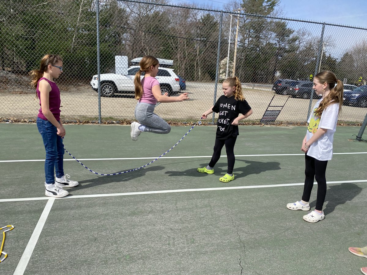 🌞Mrs. Mathews class went outside today! We learned some jump rope rhymes. Students could work alone, in small groups, or large groups. We love some collaboration! I'll upload a bunch today. @CPSchoolsMA @CPSSouthRow @klsimes @ChristyWhittles @NAfME @MusicplayTV @MAMusicEd