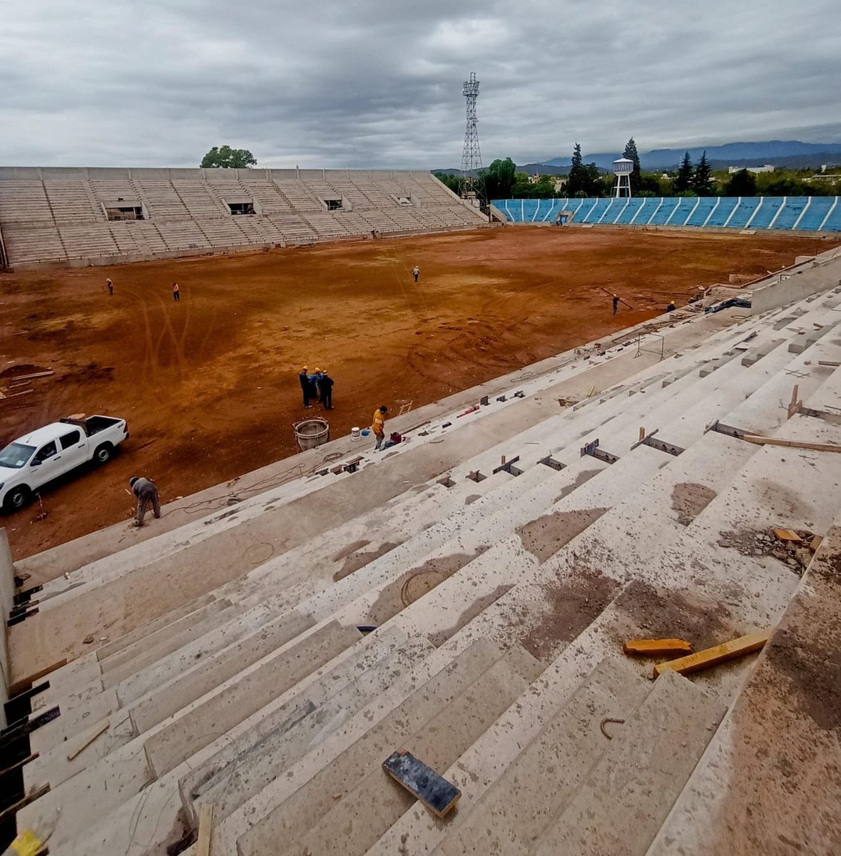juansuraci's tweet photo. #GodoyCruz #FelicianoGambarte Aproximadamente en 20 días pasarán cosas: 
-comenzarán a pintar las tribunas 
-llegarán las primeras butacas 
-se iniciará la puesta a punto del campo de juego. https://t.co/B6zL7smXJQ