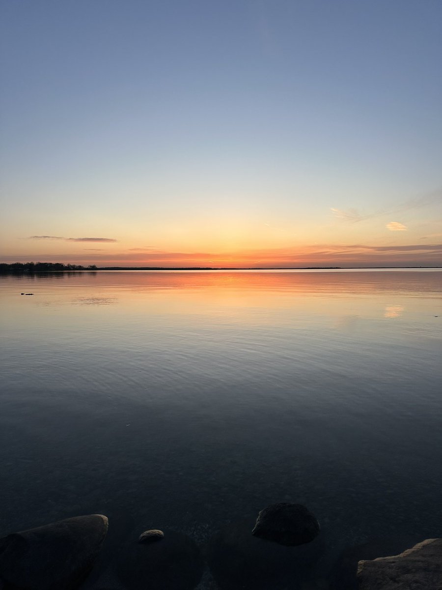 Mesmerized by natures beauty✨ There's something truly enchanting about watching the sky paint itself in hues of gold and crimson as the sun bids farewell to another day.   Each sunset is a reminder to pause, breathe, and appreciate the beauty that surrounds us. #LakeSimcoe