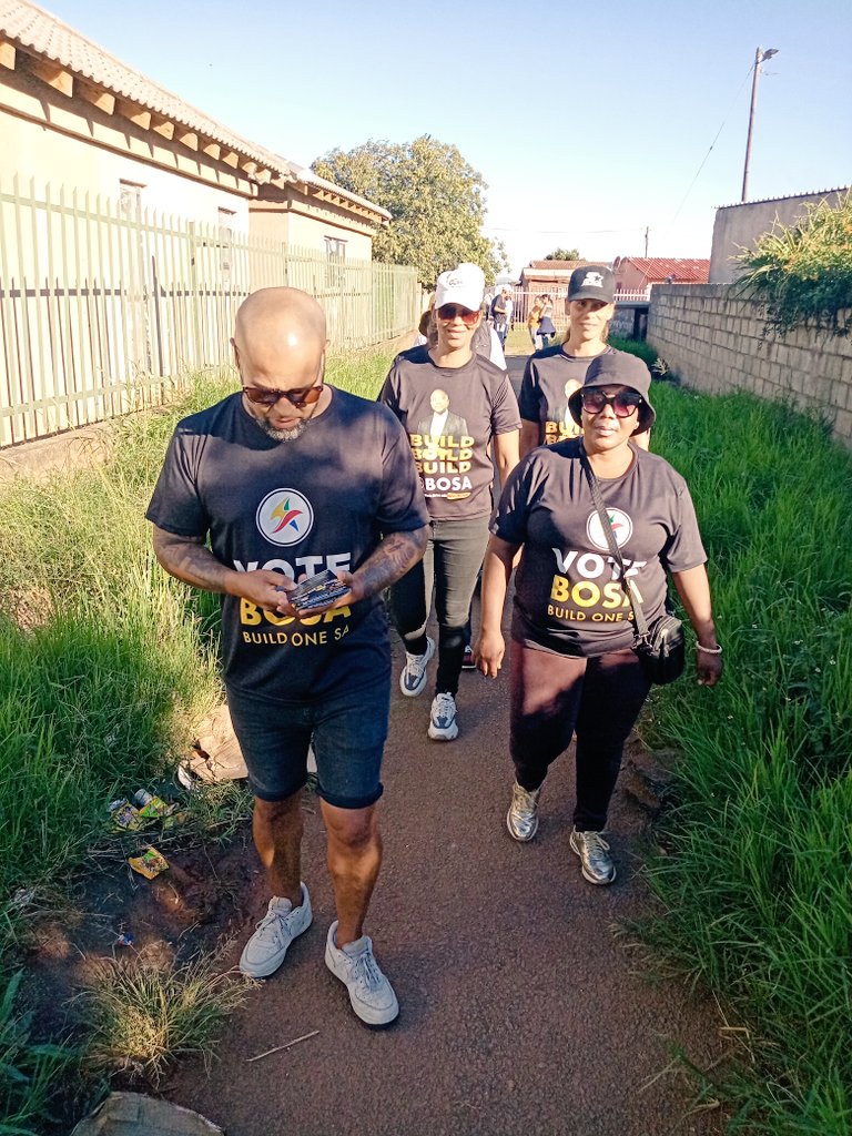 rogersfeed's tweet photo. Inspired by our #BOSAchamps here in #Eastwood #PMB working the ground everyday. Street to street. #BuildBuildBuild #JobInEveryHome @BuildOneSA @MmusiMaimane ☝🏽🇿🇦 https://t.co/ZhT0FGVZar