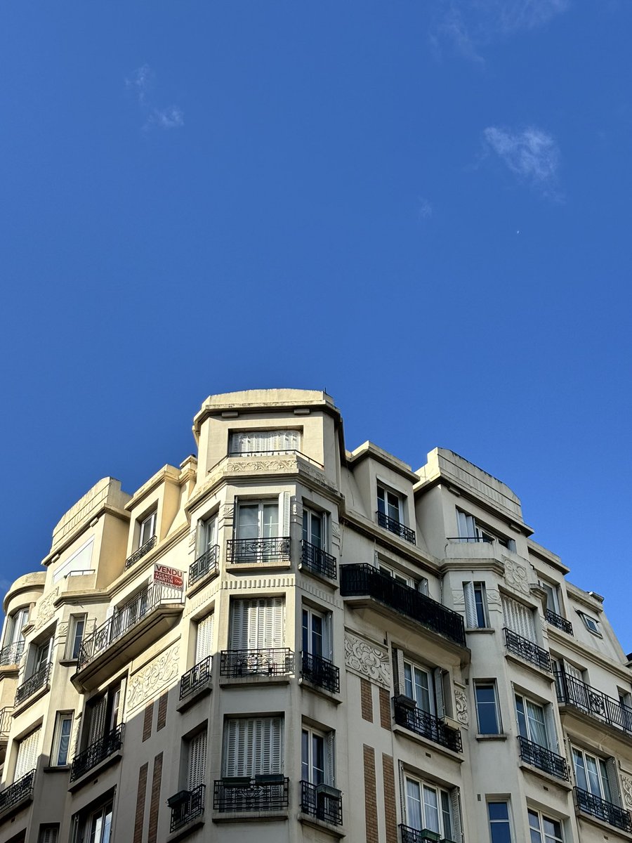 Blue sky evening in Paris. PSG v Barca incoming #UCL Clearly not so idyllic on Tayside 🤦🏼‍♀️ #scottishfootball