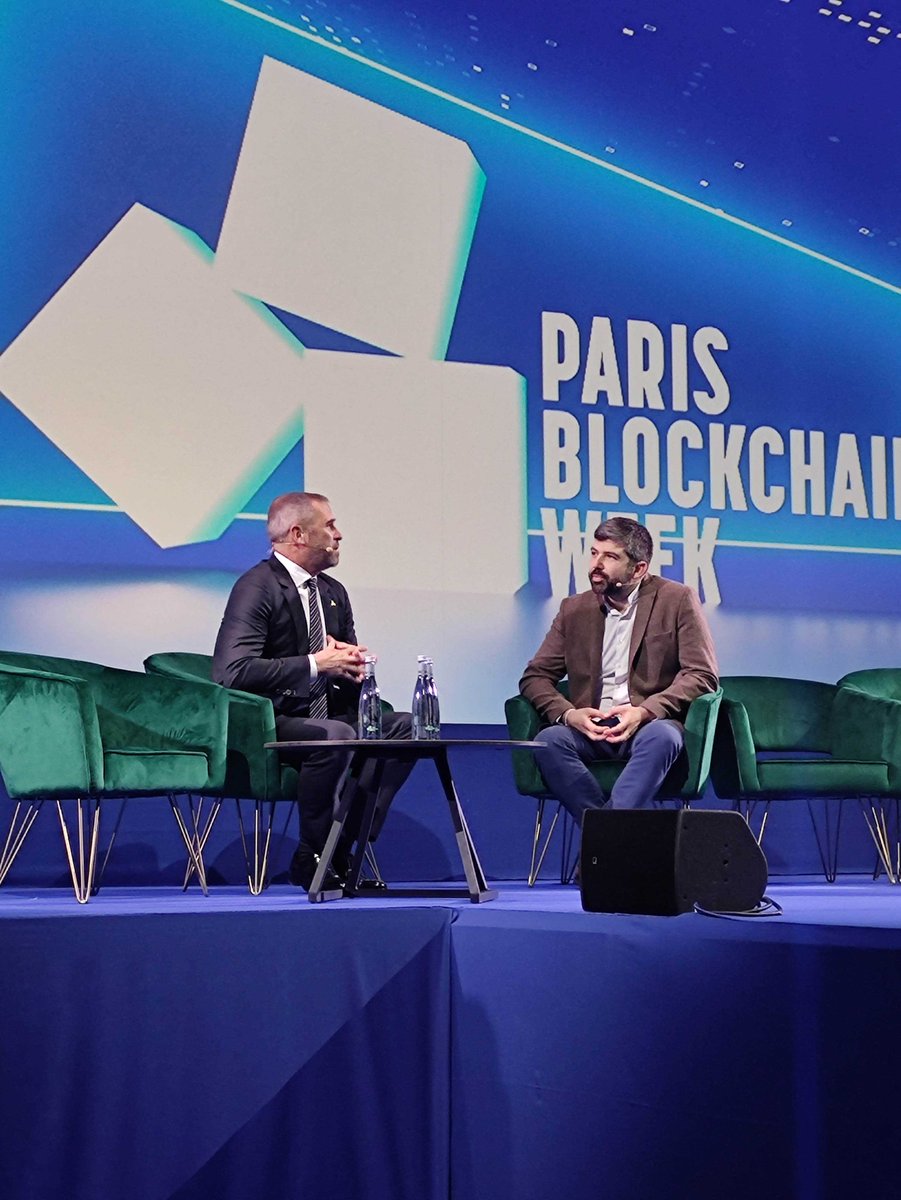 📸 Wrapped up Day 1 at @ParisBlockWeek! #FinnMiller is diving deep into discussions on centralization vs. decentralization, and the future's looking... hybrid. 🔄 He also caught up with @sun_contract's CEO, @bubblemaps, and @hedera. Also, did we hear #BradGarlinhouse…