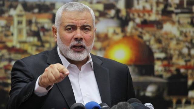 Tevekkül ve teslimiyet! Ailesinden 60'a yakın Şehit vermiş Hamas İslami Direniş Hareketi Siyasi Büro Lideri İsmail Henniye çocukları ve torunlarının şehadeti üzerine açıklama yaptı Ailemin 60'a yakın ferdi şehid oldu. Filistin halkının bütün şehidleriyle onlar arasında hiçbir…