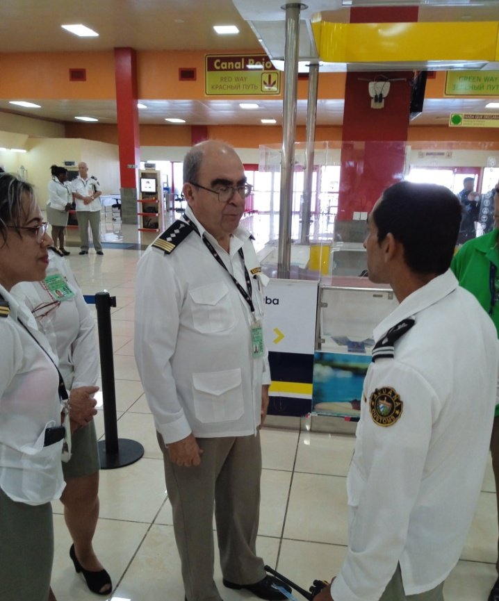 En Aeropuerto Internacional Juan G. Gómez de Matanzas junto a sus directivos y oficiales de aduana Intercambio con aduaneros para garantizar la seguridad en frontera y un servicio de excelencia Medios que contamos para el cumplimiento de las misiones fundamentales #AduanadeCuba