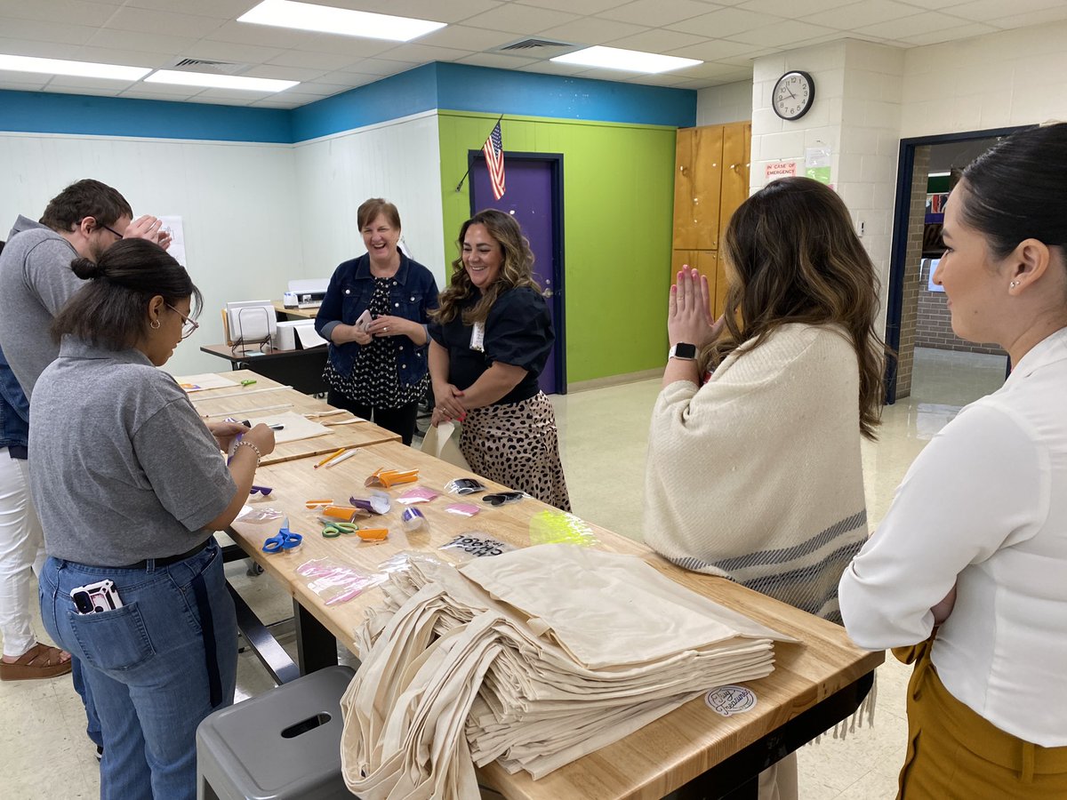 Our SASPRA meeting in Kerrville ended with students from their functional living program creating totes for us! What incredible students and program! Public schools provide! Great meeting, Lexie and Lauren! @LaurenJette @tspra