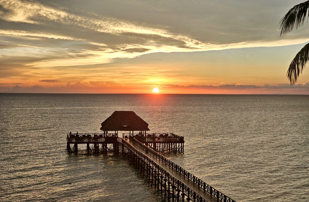 The Sunset scene over the #ZanzibarChannel #SeaCliff #MyZanzibar #BlueTourism #EidMubarak #OceanDecade24