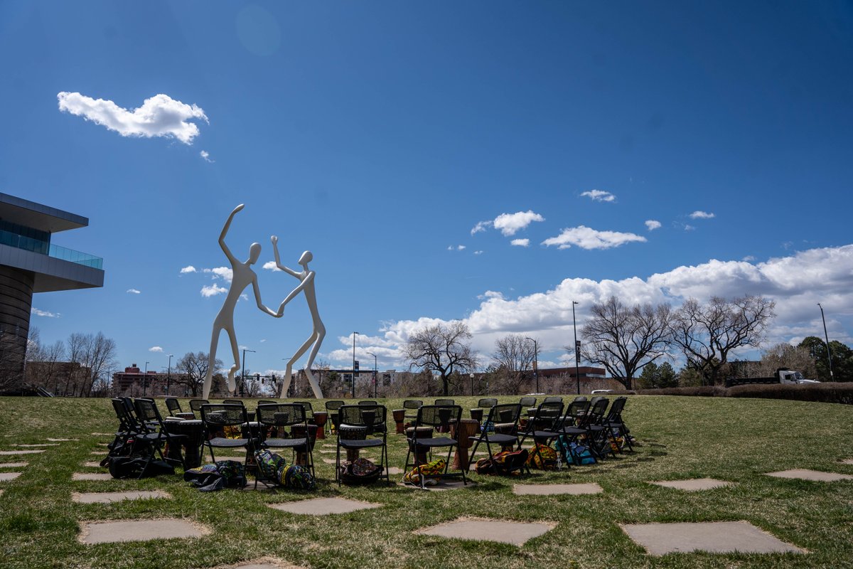 It's another beautiful day to play the Djembe Drum! Join Francis Agyakwa in Sculpture Park at noon today to experience 'The Power of Communal Drumming.' Can't make today? Catch the final workshop next Wed, 4/17. 🎟️ bit.ly/Drumming-Works…