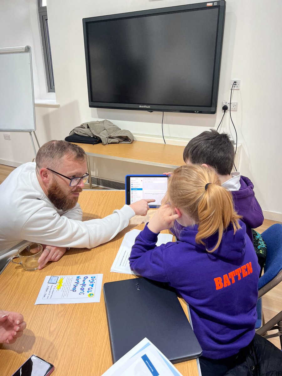 Our digital leaders led a digital workshop at the Feelgood Factory to help the community with digital skills. We shared different tips and tricks for digital devices and supported any digital problems! @CSCJES @CSC_DigiLearn