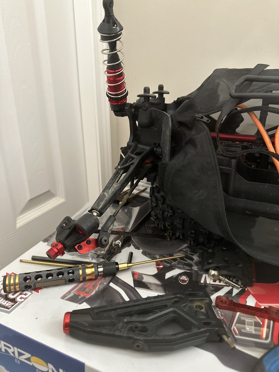 Taylor_Urqs403's tweet image. Tore up the @ARRMARC Kraton a bit. Cracked lower arm and bent the pin … whoops! #fullsend #basher #rccar #kraton