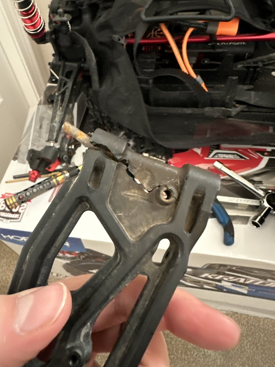 Taylor_Urqs403's tweet image. Tore up the @ARRMARC Kraton a bit. Cracked lower arm and bent the pin … whoops! #fullsend #basher #rccar #kraton
