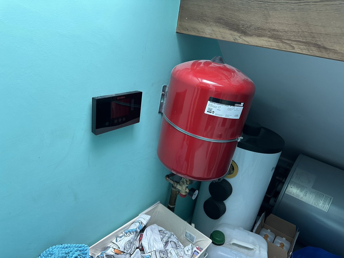 Anyone Manchester knows Vaillant controls &amp; heat pumps?
New install, SensoCOMFORT but disabled with a Nest wired in which seems crazy. 
<a href="/vaillantuk/">Vaillant UK</a> #heatingengineer #heatpump #vaillant #MCS #heatgeek