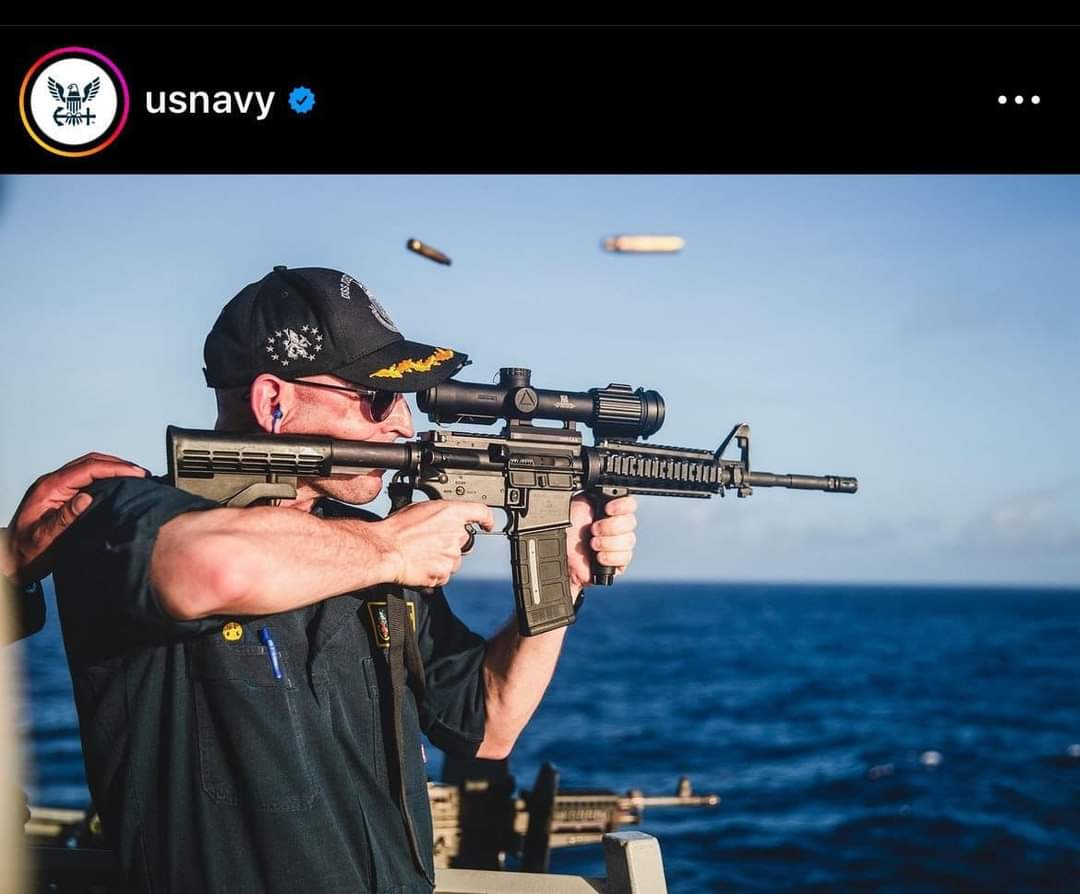 🥴 Commander of the #USS @JohnMcCain firing his rifle with the optic on backwards.

The scope is also covered.