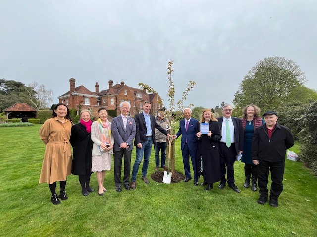 On 6 April, Amb & Madame Hayashi attended a sakura cherry tree 🌸 planting ceremony at Dorneywood, the official residence of the Chancellor of the Exchequer. They were joined by @Jeremy_Hunt, @JapanUKSakura Chair Sandy Sano and Deputy Chair @backborwick 👉uk.emb-japan.go.jp/itpr_en/240406…