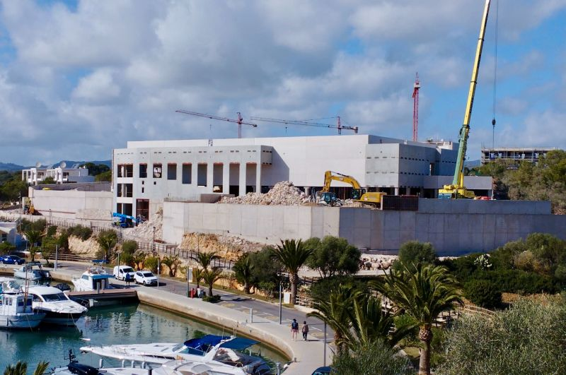 andece_general's tweet photo. Edificio de uso comercial en Palma de Mallorca donde la estética juega un papel crucial para integrarse con el paisaje de la zona, combinando paneles de hormigón blanco y gris para obtener el resultado deseado por equipo redactor del proyecto y cliente final. Fuente @Hormipresa https://t.co/mTgz7jcQfy