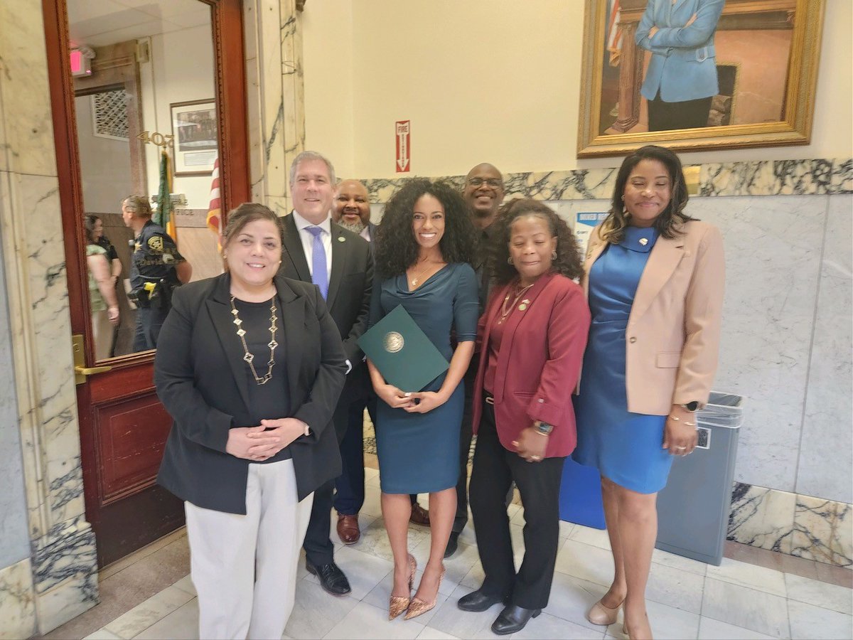 Yesterday I joined the Monroe County Legislature to celebrate @1039WDKX 50th Anniversary! Andrew Langston started WDKX in 1974. His legacy is preserved by his son Andre & granddaughter Andria. We're proud to be home to WDKX – one of two urban commercial radio stations left in NY.