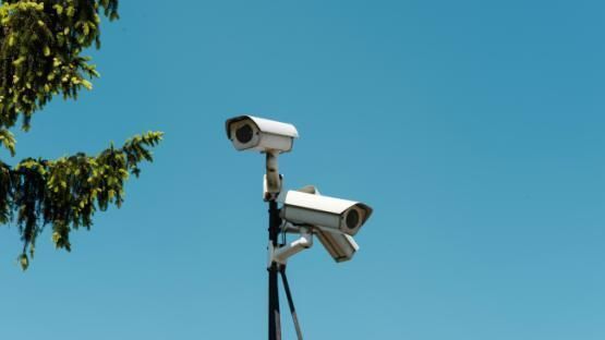 🚨 The EU Migration Pact which was just voted on by the European Parliament creates a dangerous regime of migrant surveillance.

It will encourage the mass surveillance of migrants, treat people as suspects &amp; encourage more tech-facilitated prisons.

👉 privacyinternational.org/advocacy/5296/…