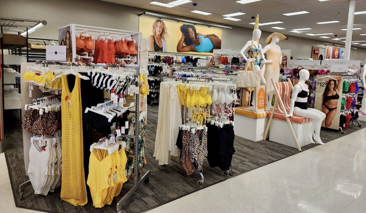 MaySandlin11's tweet image. Love seeing all the great remerchandising from the style team✨@emily69716809 #visualmerchandiser #target