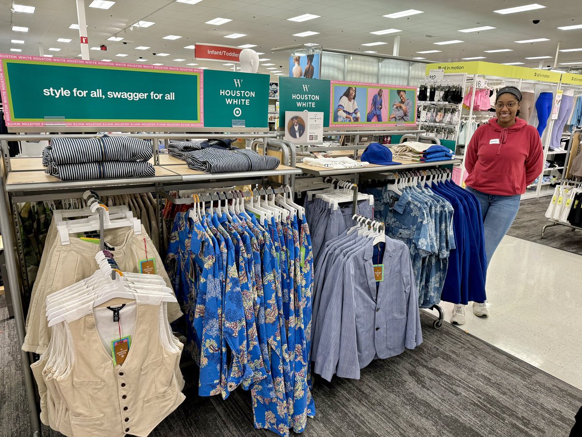 MaySandlin11's tweet image. Love seeing all the great remerchandising from the style team✨@emily69716809 #visualmerchandiser #target