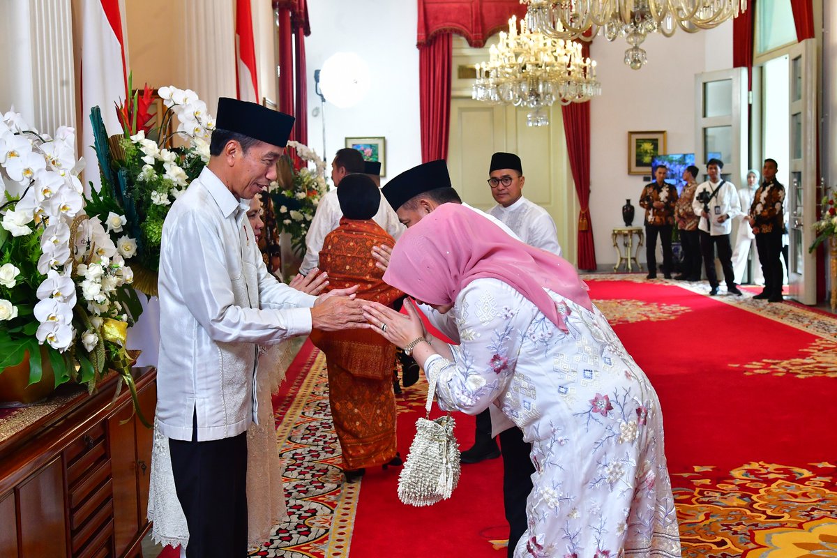 Pada har Rabu (10/04/2024), Panglima TNI menghadiri Halal bi Halal bersama Presiden RI @jokowi beserta para Menteri Kabinet Indonesia Maju, bertempat di Istana Negara, Jakarta Pusat. 👉tni.mil.id/view-239607-pa… #tniprima #profesional #responsif #integratif #modern #adaptif