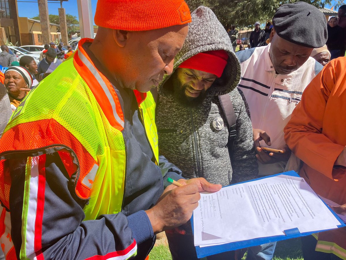The community of Bram Fischerville came in scores to listen and participate. MMC @Kenny_T_Kunene afforded them an opportunity to air their concerns and challenges and subsequently received a memorandum #OperationRestore #OperationLokisa #OperationLungisa #OperasieHerstel