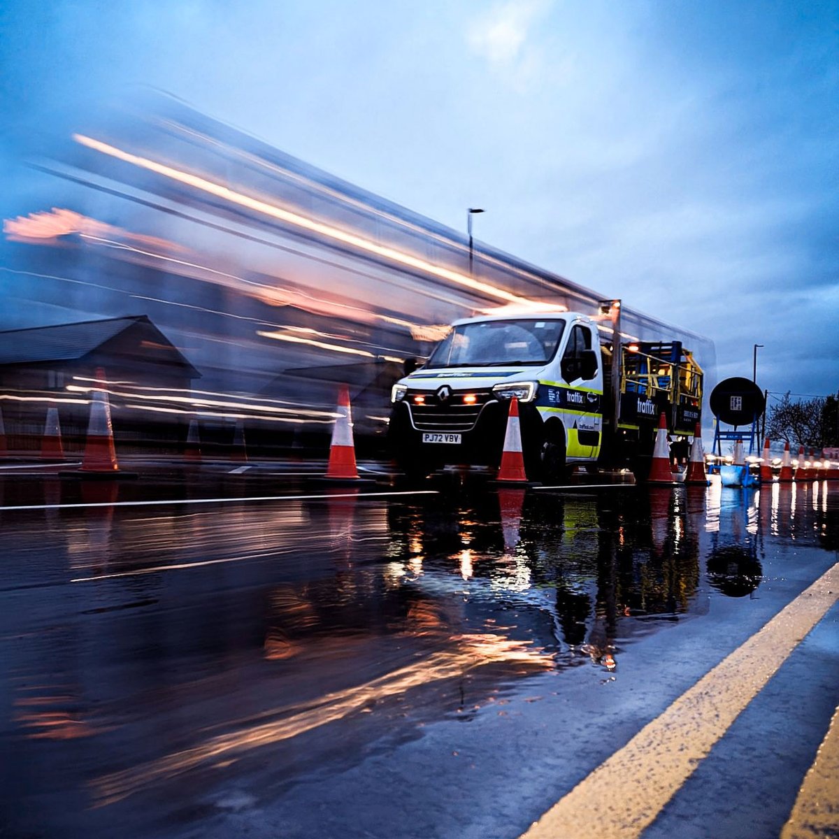 Out on site at Gallows Hill in Warwick earlier this week, ensuring road workers were kept safe as the evening drew in - perfectly captured in this pic by Operations Supervisor Zsolt Varnai 📸👍

#TraffixCrew #KeepingYouMoving #TrafficManagement