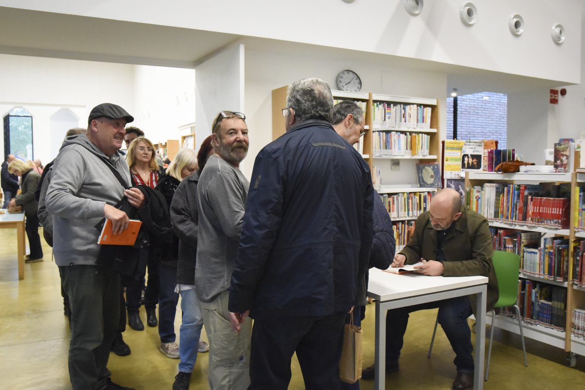 📸 Ahir vàrem presentar la novel·la 'El Federal' de @sebastialzamora a la Biblioteca de la Bisbal. Un llibre que parla del Foc de la Bisbal de 1869, amb Pere Caimó i Isabel Vilà com a protagonistes. 🧡 Gràcies a tothom per venir! Fotografies: Anna Pasqual