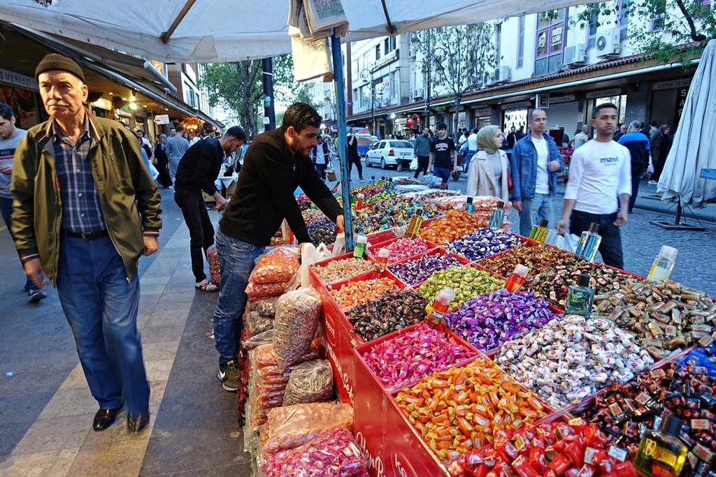 masumsuer's tweet photo. From Bazaar of Diyarbakir, 06/04/2024 (My photos on @imago_images #diyarbakir #bazaar #shoping #street #holiday #food #drink #travel #photo #documantery https://t.co/zU5Ge2It3s
