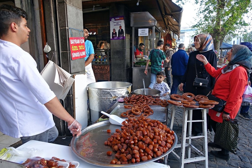 masumsuer's tweet photo. From Bazaar of Diyarbakir, 06/04/2024 (My photos on @imago_images #diyarbakir #bazaar #shoping #street #holiday #food #drink #travel #photo #documantery https://t.co/zU5Ge2It3s
