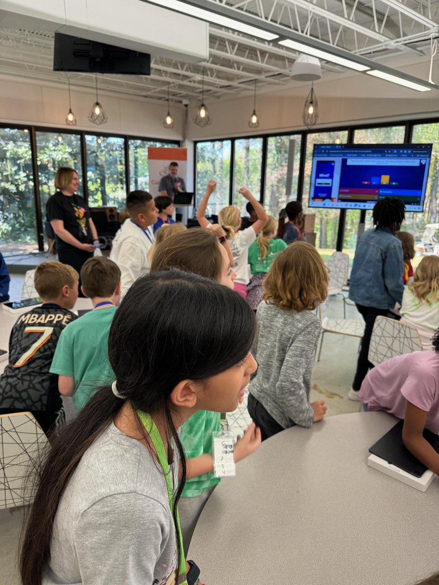 APS students from @APS_SPARK were able to experience the solar eclipse in the technological smart city @CuriosityLabPTC hosted by @TMobile. @DrSpurley @DocSTEM @STEMbieda