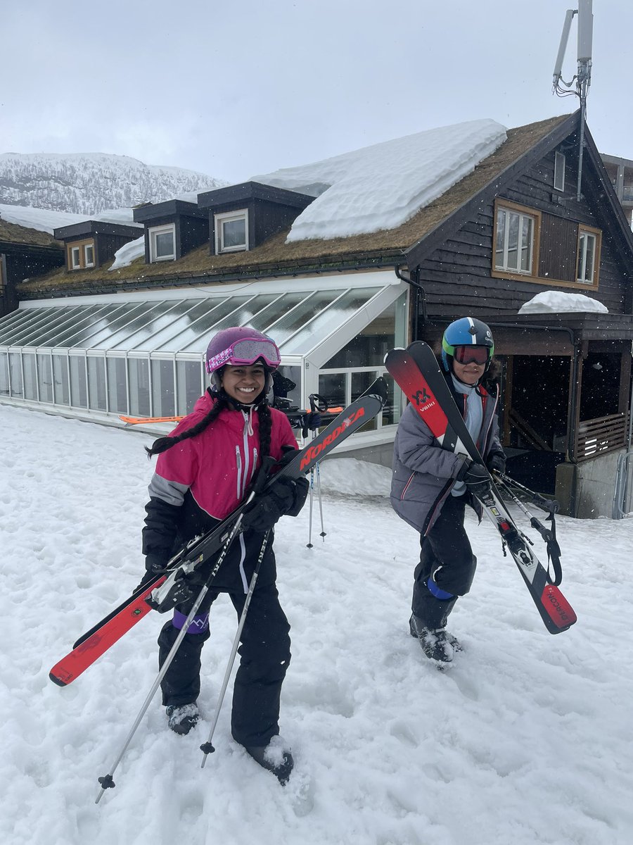 Sport_WHS's tweet photo. Ski Day 3 ✅ We saw sunshine, rain, snow and wind but it didn’t stop us 🎿 💚 @WimbledonHigh #skiwimbledonhigh https://t.co/ZpRgxt1HLd