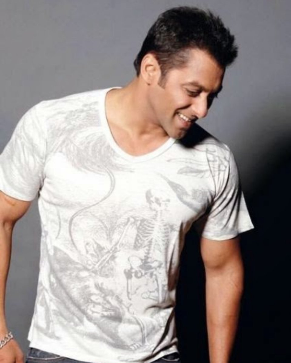 '#Salmankhan's next Movie's Title Announcement Tomorrow on Eid'

Missing @BeingSalmanKhan's movie This Eid for Theatre celebration...