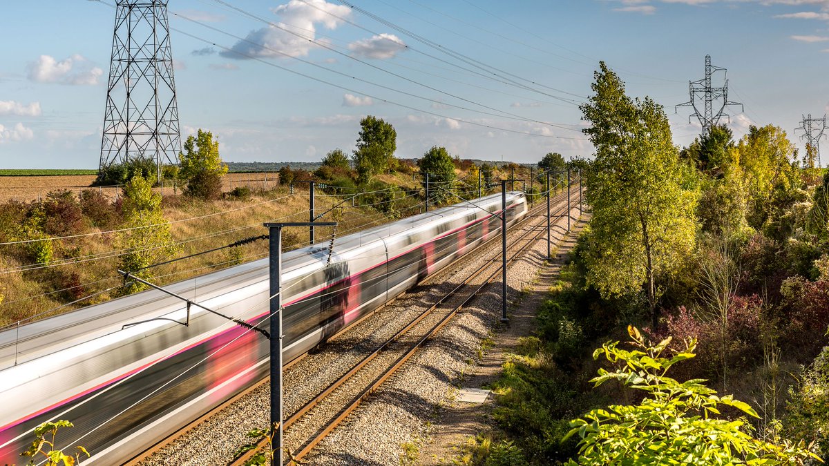 The high-speed #rail networks of #Germany, #France, #Italy, & #Spain are considered among the best. These networks rank high globally in safety, service, & speed, while producing much lower greenhouse gas (GHG) emissions than cars or air travel. wrld.bg/a1Cr50QRvf4