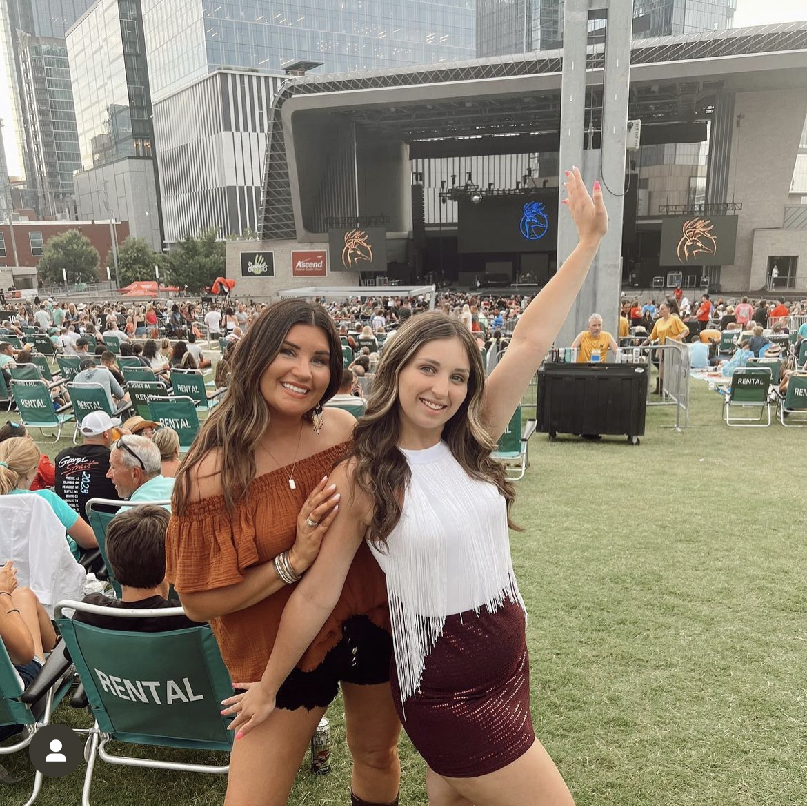 Tag a friend that will help you bring the good vibes back to Ascend Amphitheater this season 👯‍♀️✨⬇️ 📸: @alyssa.potts7 (on IG)