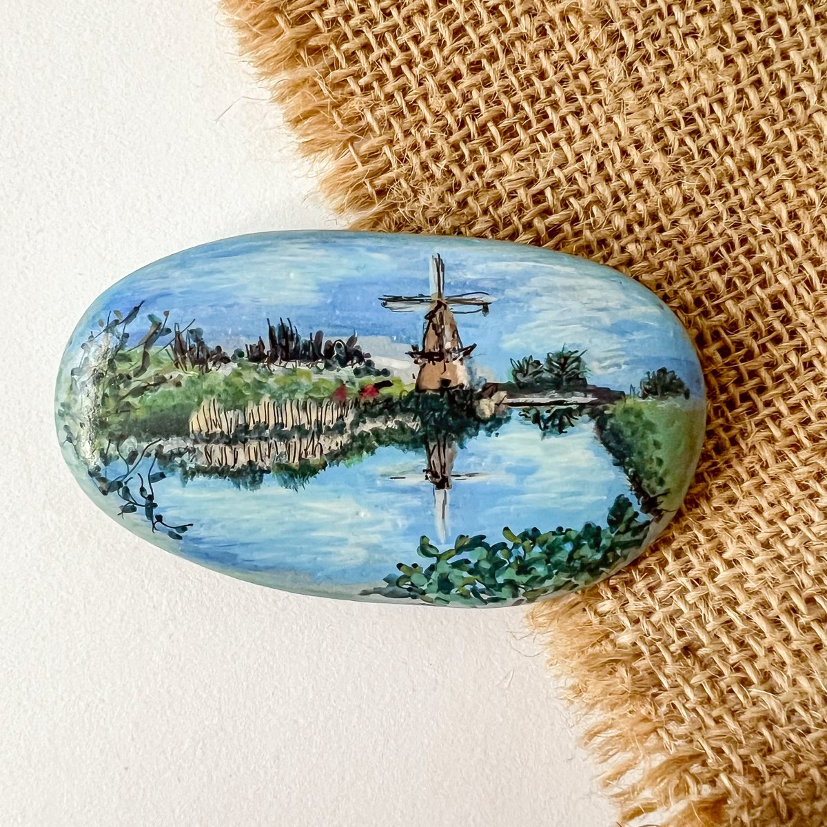 ByEstrella's tweet photo. Vandaag kreeg ik deze prachtige handbeschilderde #happystone, met een afbeelding van #molen 'De Hoop' in #Gorinchem, nageschilderd van รฉรฉn van mijn eigen foto's. Zรณ gaaf!!! Enorm blij mee! https://t.co/rg5Ng9DtWZ