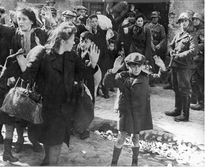 Against all odds, the very 1st civilian uprising against the Nazis began on April 19, 1943, in the Warsaw Ghetto. Join @yadvashem's Liz Elsby at 3pm ET to learn the inspiring story of how 2 Jewish groups — led mainly by youth — decided to fight to the end. info.echoesandreflections.org/the-warsaw-ghe…