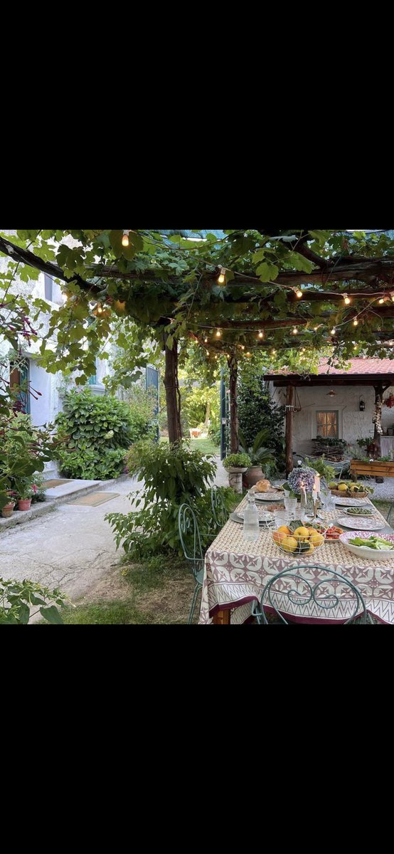Spring is around the corner 🌞 Having an event outside can be amazing. Try it and share it with us 😊 #akhie #akhievents #akhiehost #food #foodlover #homecook #homecooking #host #guests #cooking #cookingathome #together #beautiful #amazing Credits: amalficoast_home_restaurant