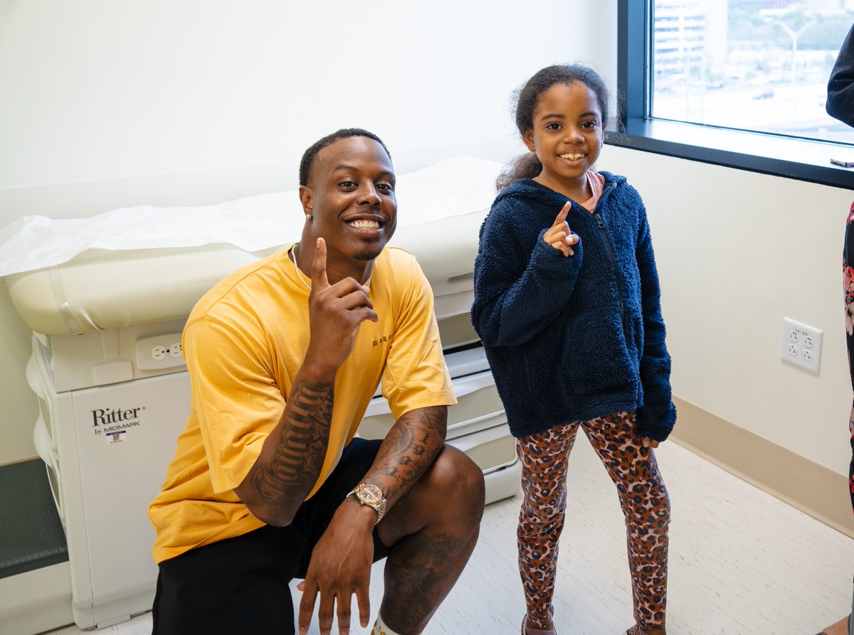 In partnership with @dailys_dash, @Jaguars running back @swaggy_t1 made a special visit to Nemours Children's Health, Jacksonville where he spent time with patients at @THEPLAYERS Center for Cancer and Blood Disorders 💚🏈 Thank you, Travis! bit.ly/499Ox7G #DUUUVAL