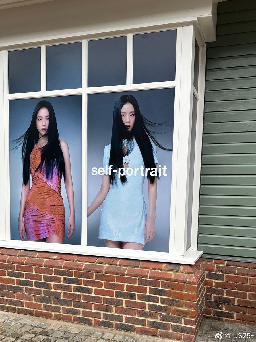 Jisoo #selfportrait ad at Bicester village, UK