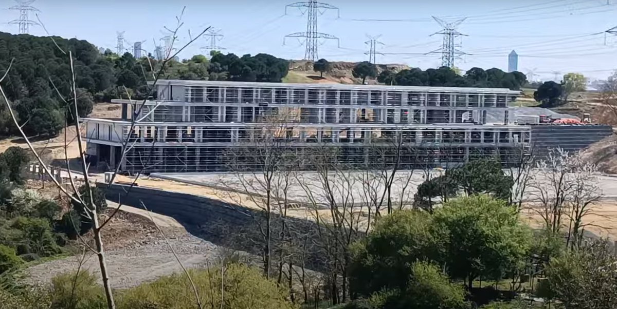 6 Nisan 2024 tarihi itibariyla Galatasaray Kemerburgaz Tesisleri. İnşaat ve zemin yapılandırma çalışmaları sürüyor.