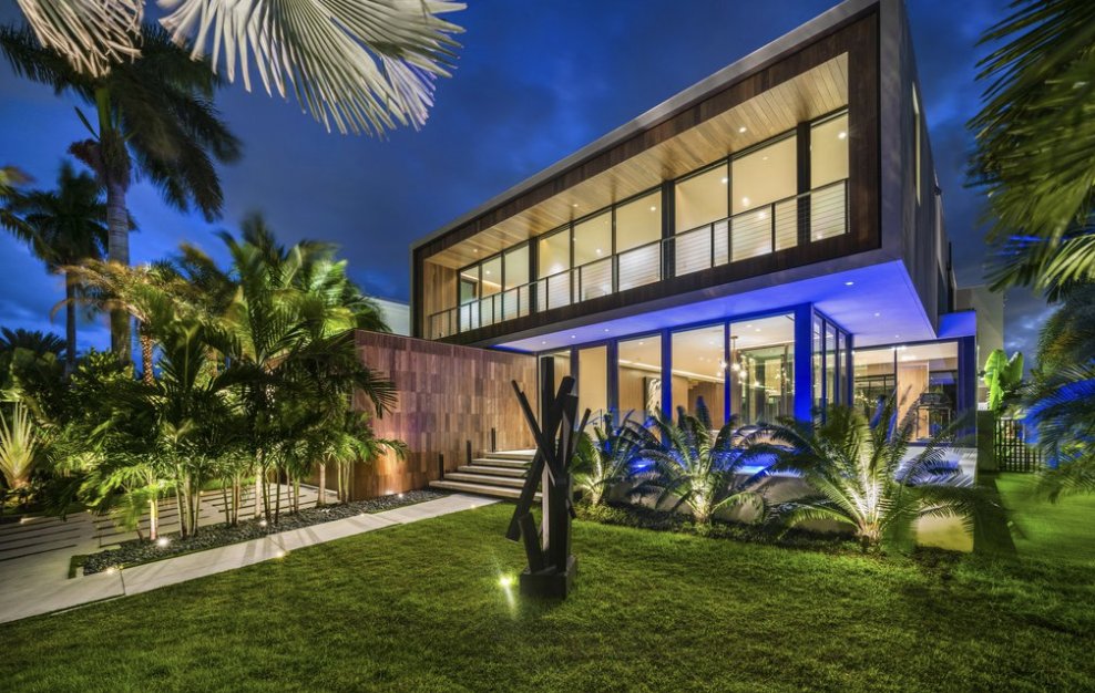This stunning #TropicalModern mansion designed by @CLFarchitects sold for $18M, a record price for Bay Harbor Islands. <a href="/SFBJNews/">South Florida Business Journal</a> <a href="/BrianBandell/">Brian Bandell</a>  ow.ly/Spaq50RbJhU

#OBR #OBRmarketing #CLF #ChoeffLevyFischman #CLFarchitects