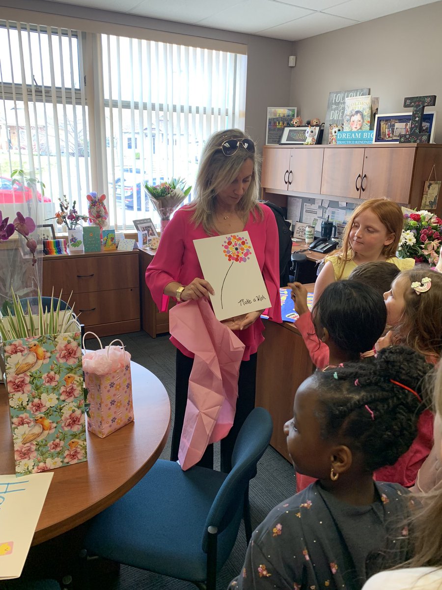 Happy birthday @KimIzsak 🥳🎉We hope you have a wonderful day celebrating!🥰 @StStephenOCSB #ocsbJoy